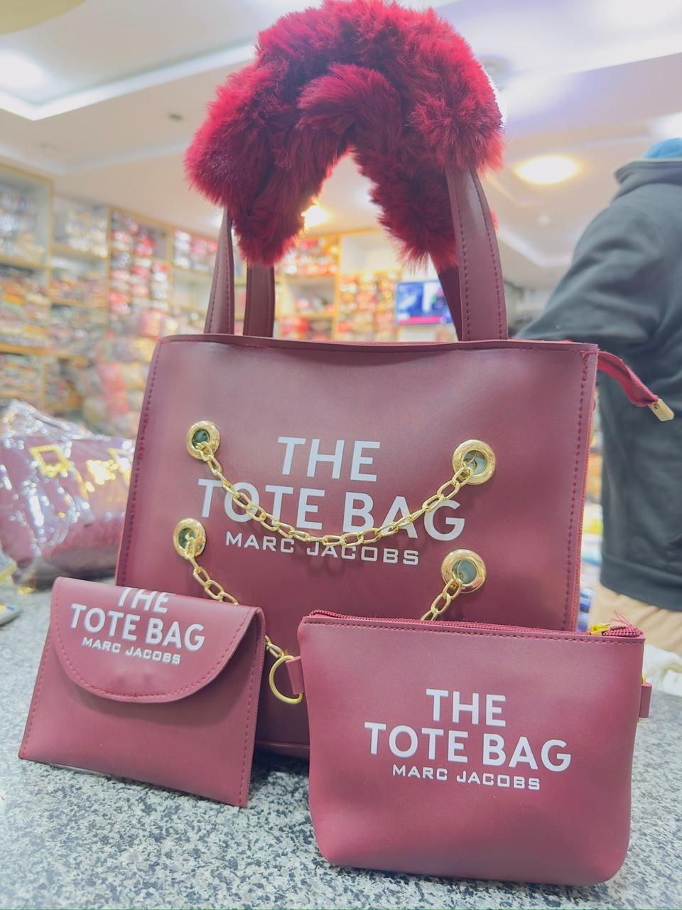 Burgundy 3-Piece Tote Bag Set – Fluffy Fur Handles, Gold Chain Detail & Matching Pouch Set